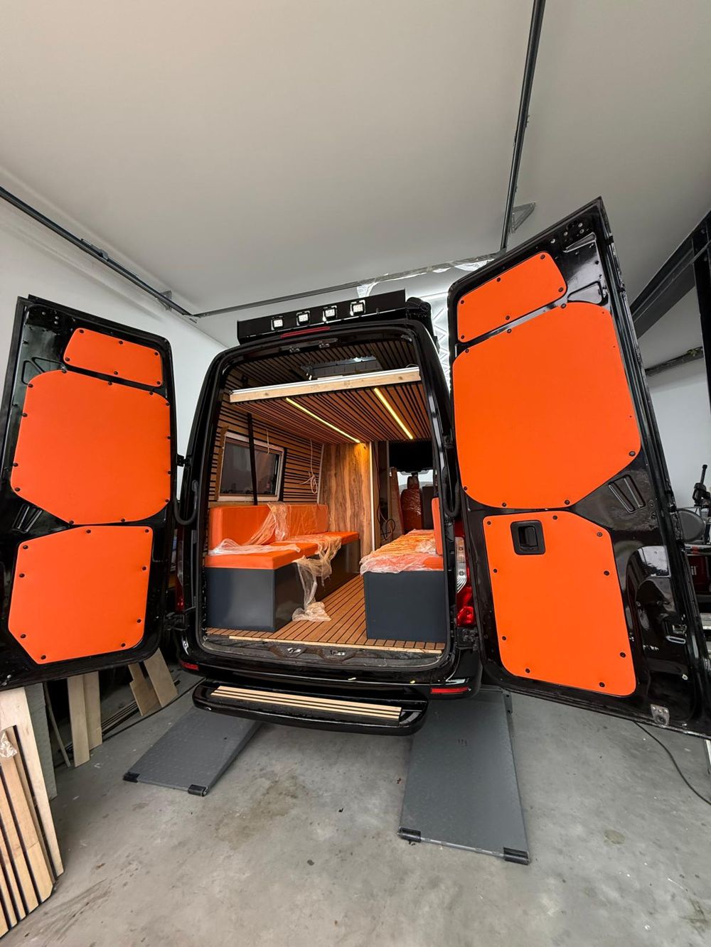 Camper met open achterdeuren in de werkplaats