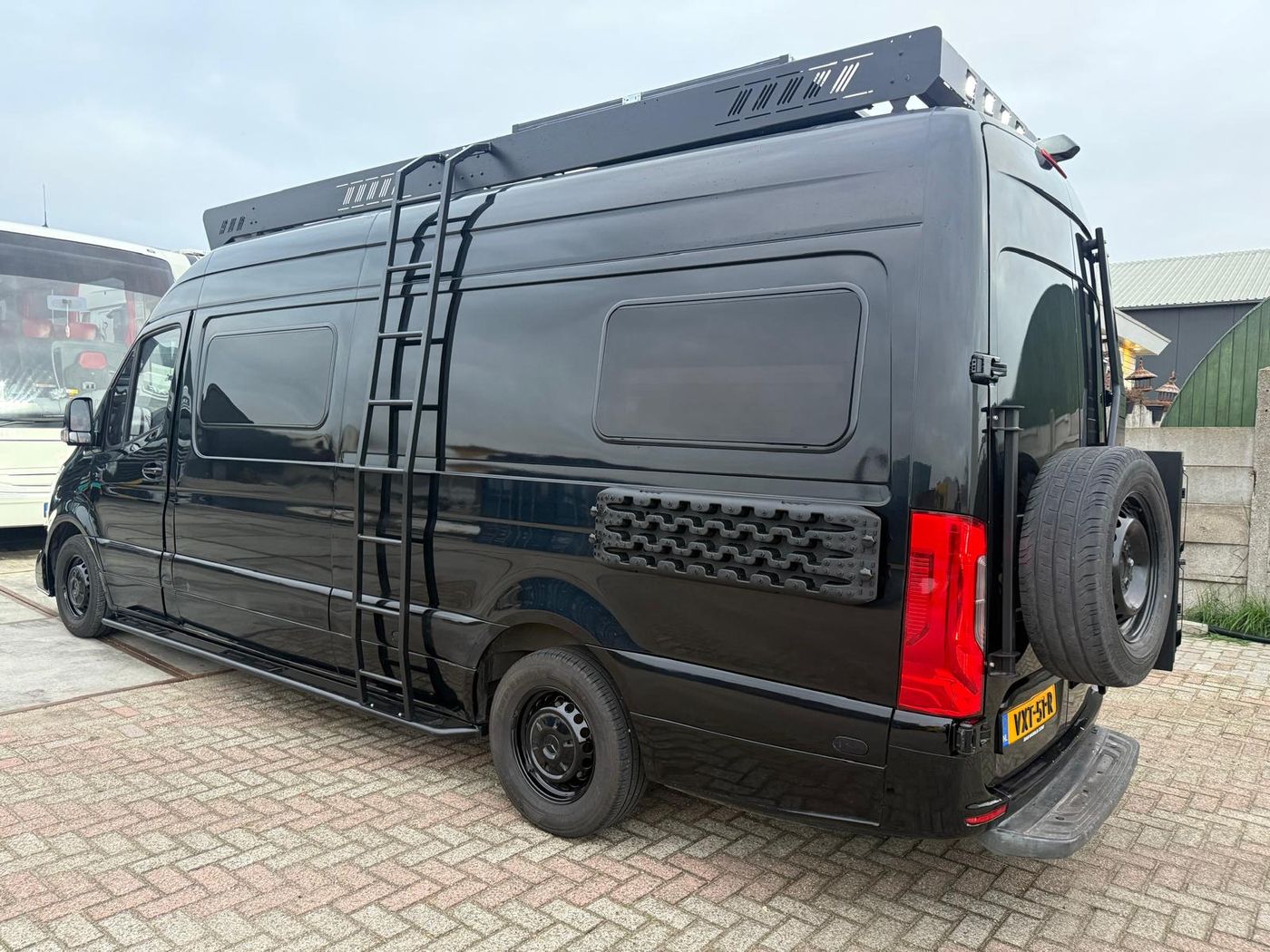 Sprinter met ladder, zandplaten en reservewiel